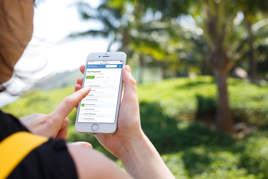 Smartphone mit Webling unterwegs